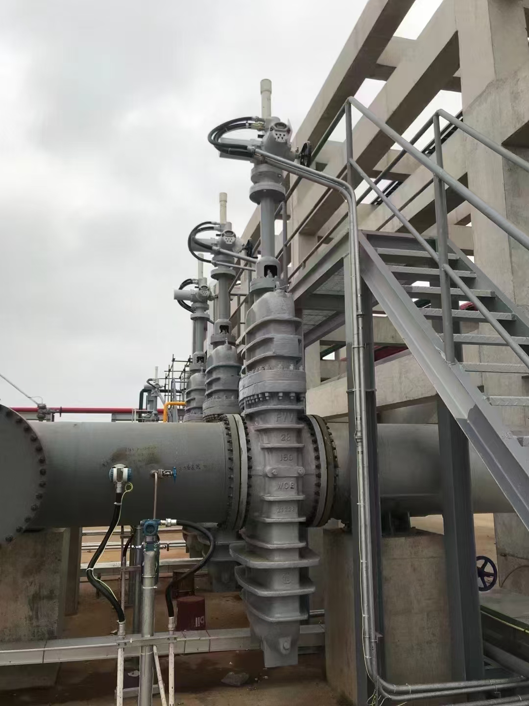 Gate valves for use on construction sites